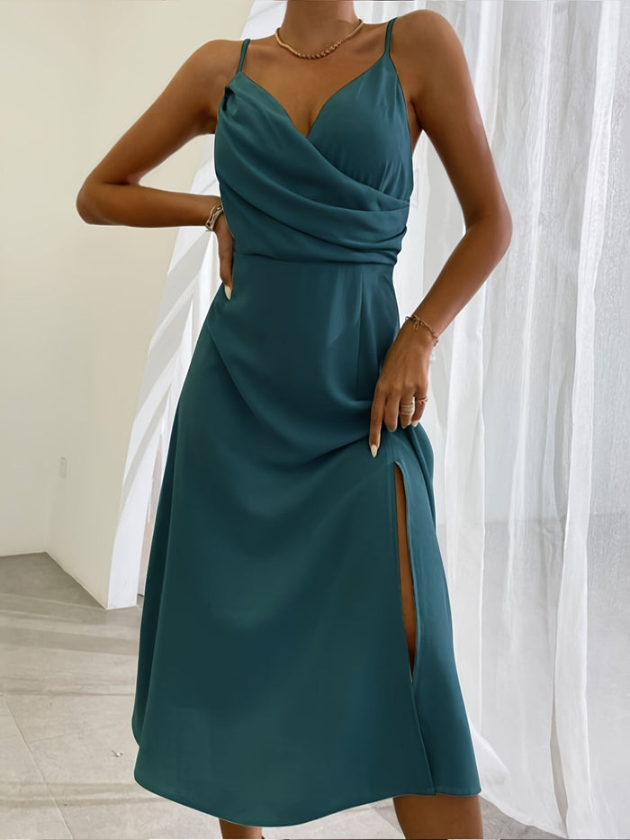 Élégante robe d'été à col en V avec fente et délicates bretelles spaghetti pour un look frais et élégant
