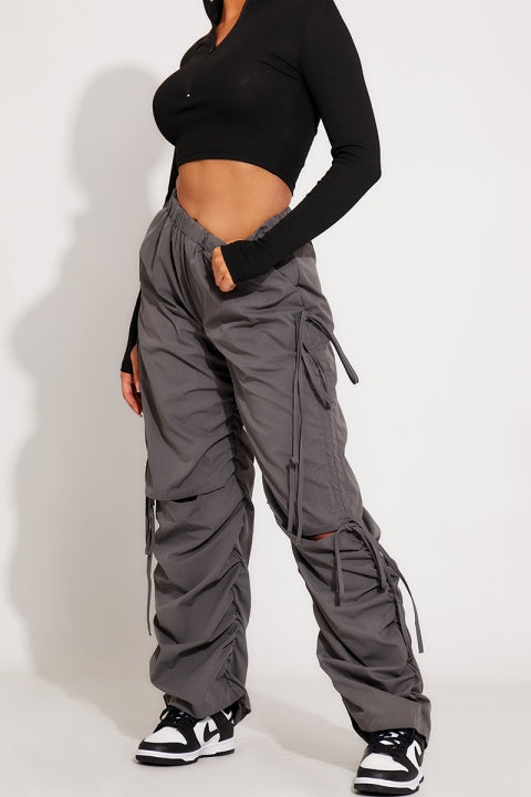 Pantalon cargo pour femme - pantalon utilitaire élégant et polyvalent en gris pour un look décontracté
