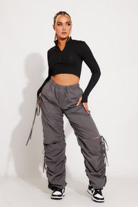 Pantalon cargo pour femme - pantalon utilitaire élégant et polyvalent en gris pour un look décontracté