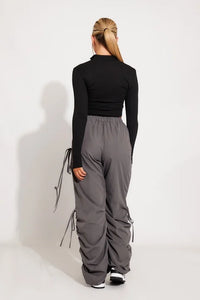 Pantalon cargo pour femme - pantalon utilitaire élégant et polyvalent en gris pour un look décontracté