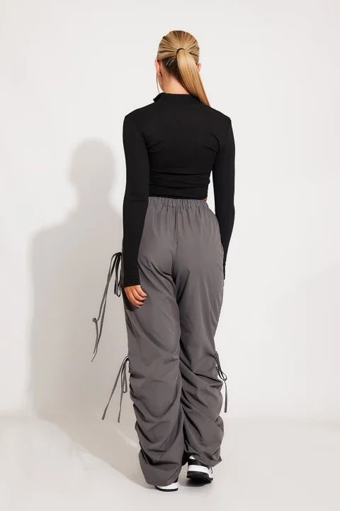 Pantalon cargo pour femme - pantalon utilitaire élégant et polyvalent en gris pour un look décontracté
