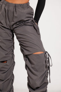 Pantalon cargo pour femme - pantalon utilitaire élégant et polyvalent en gris pour un look décontracté