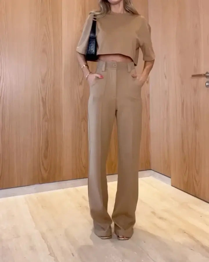 Ensemble 2 pièces élégant pour femmes, composé d'un top court personnalisé et d'un pantalon évasé - Parfait pour un look chic sans effort