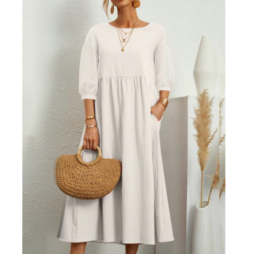 Robe d'été élégante avec des smocks et une longueur midi flatteuse