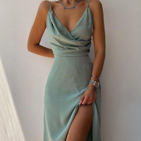Élégante robe d'été à col en V avec fente et délicates bretelles spaghetti pour un look frais et élégant