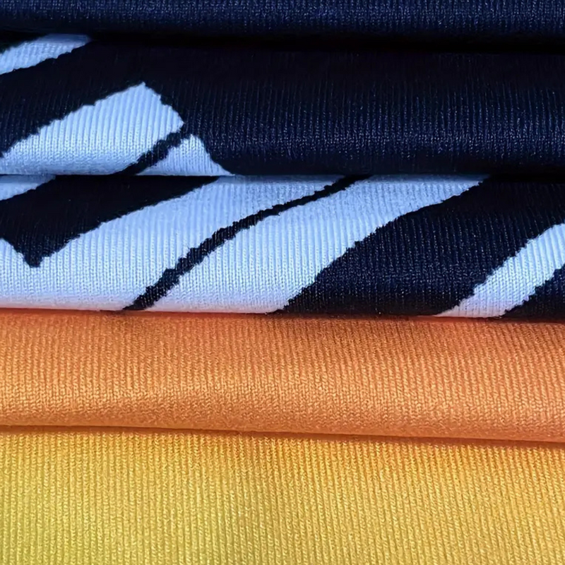 Élégant chemisier cape pour femmes - élégant haut noir et jaune avec un magnifique motif de piano