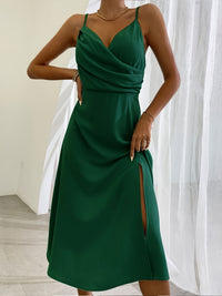 Élégante robe d'été à col en V avec fente et délicates bretelles spaghetti pour un look frais et élégant
