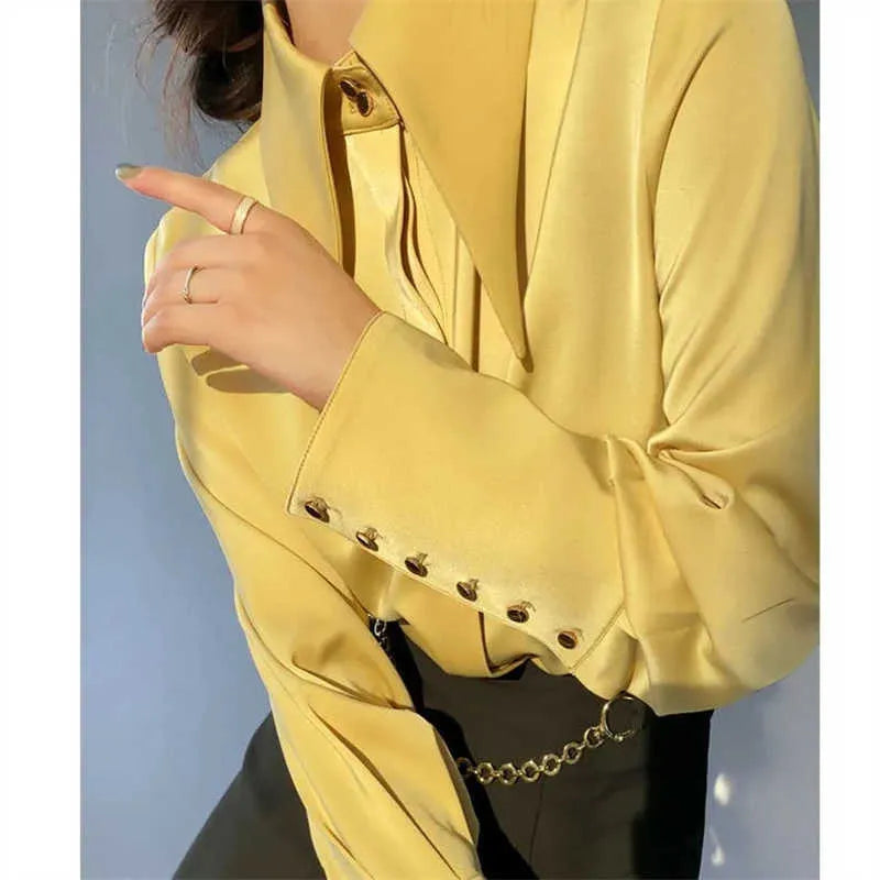 Élégante blouse féminine en satin - manches longues élégantes avec col moderne et poignets à boutons en bois de bureau