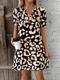 Robe chic à col en V pour femmes avec manches courtes et imprimé léopard
