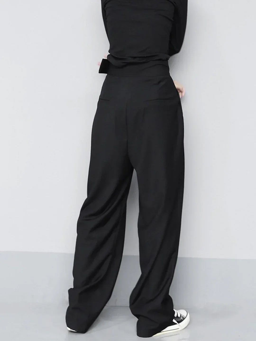 Pantalon noir polyvalent à jambes larges pour femmes, avec des plis élégants pour un look chic et décontracté