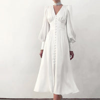 Robe élégante en satin français avec manches bouffantes et coupe ajustée séduisante