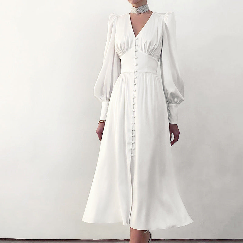 Robe élégante en satin français avec manches bouffantes et coupe ajustée séduisante