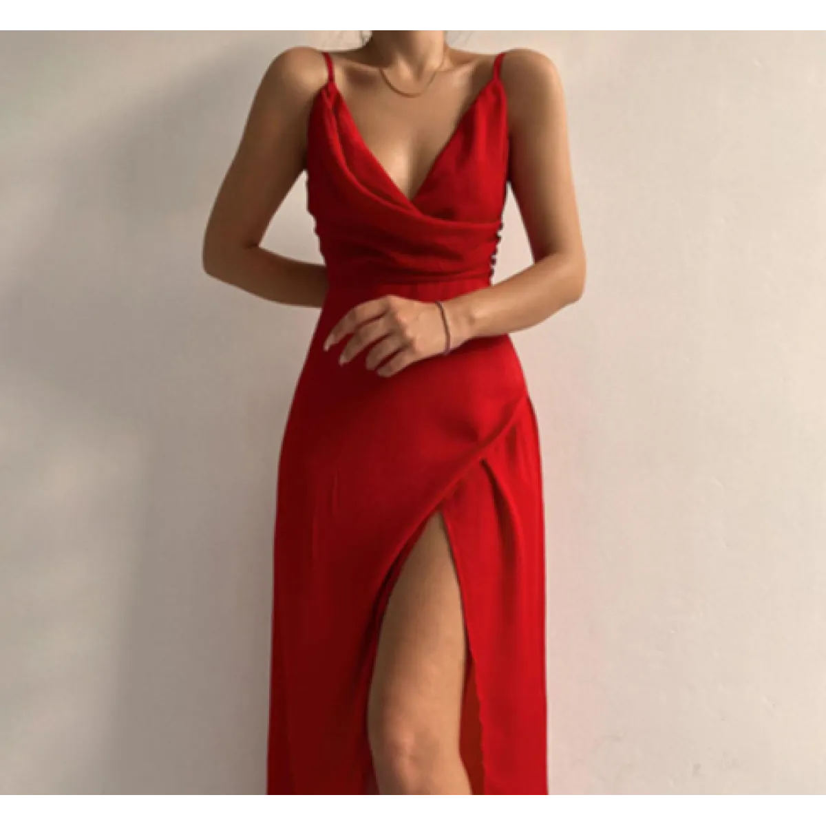 Élégante robe d'été à col en V avec fente et délicates bretelles spaghetti pour un look frais et élégant
