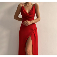 Élégante robe d'été à col en V avec fente et délicates bretelles spaghetti pour un look frais et élégant