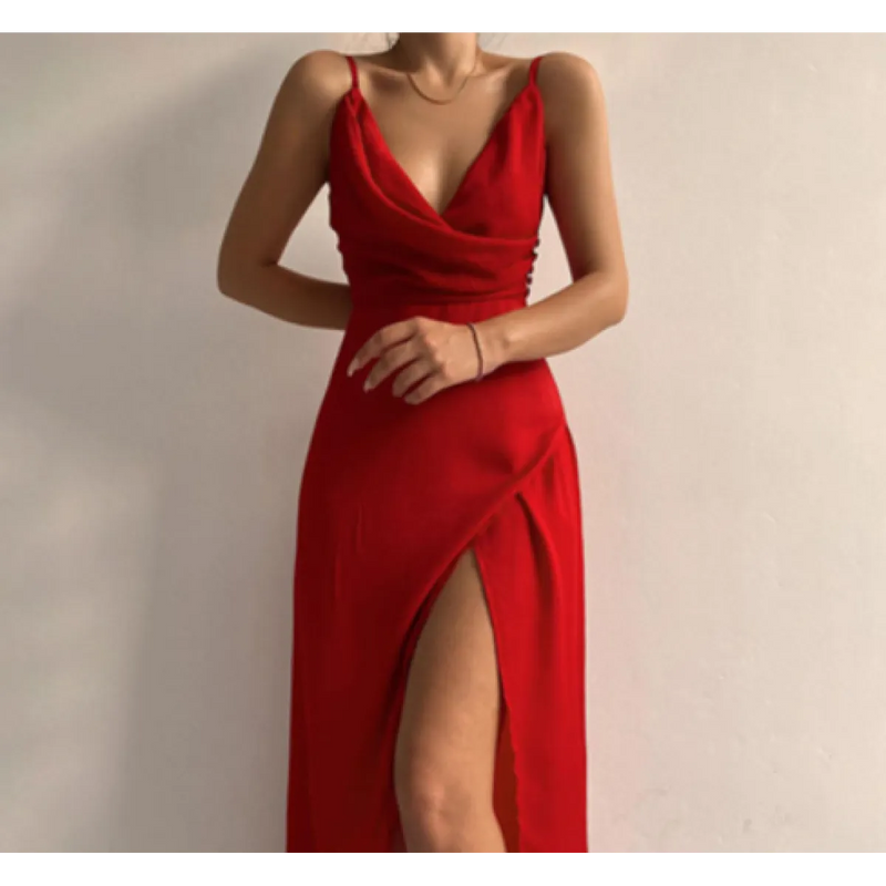 Élégante robe d'été à col en V avec fente et délicates bretelles spaghetti pour un look frais et élégant