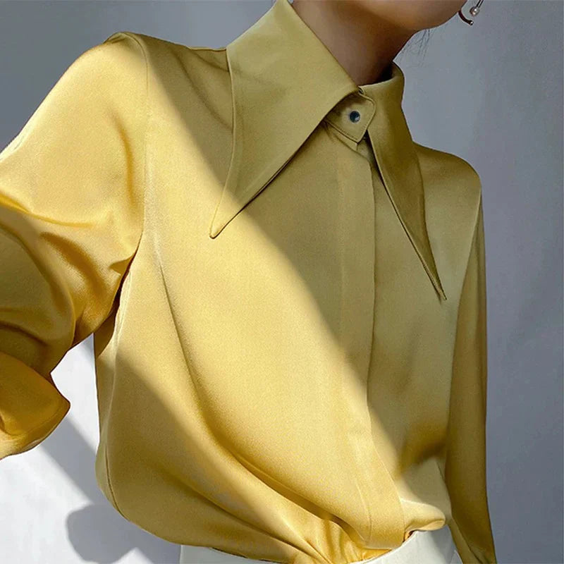 Élégante blouse féminine en satin - manches longues élégantes avec col moderne et poignets à boutons en bois de bureau