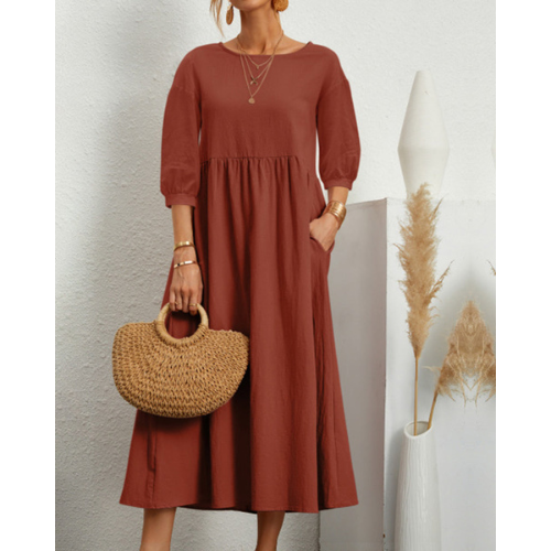 Robe d'été élégante avec des smocks et une longueur midi flatteuse