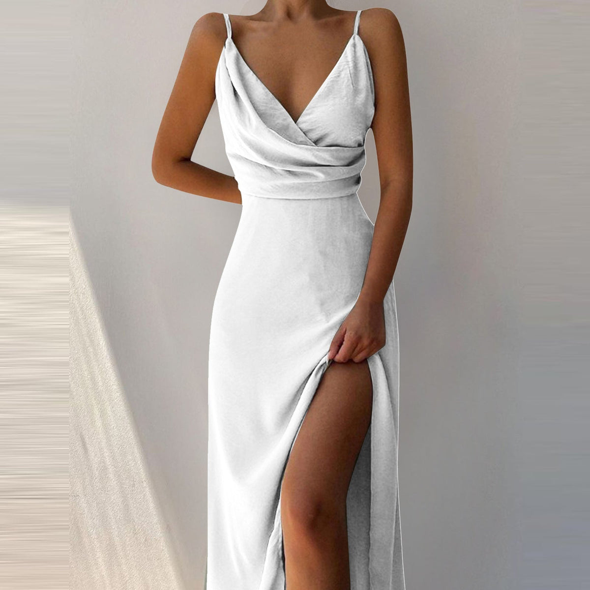 Élégante robe d'été à col en V avec fente et délicates bretelles spaghetti pour un look frais et élégant