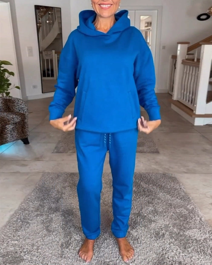 Ensemble confortable et décontracté avec sweat à capuche pour un look sportif