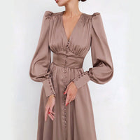 Robe élégante en satin français avec manches bouffantes et coupe ajustée séduisante