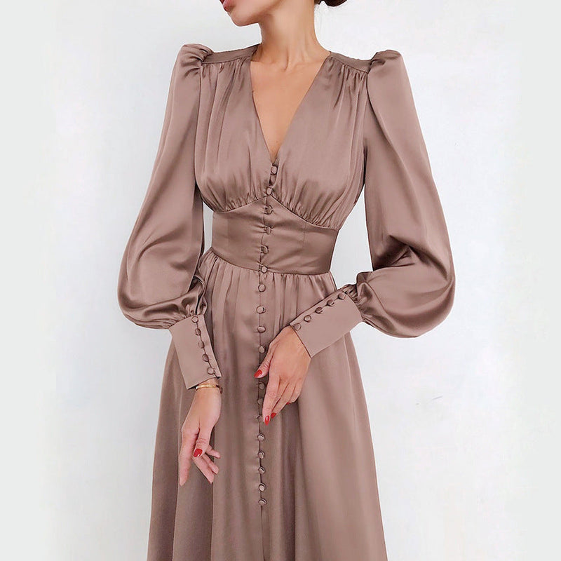 Robe élégante en satin français avec manches bouffantes et coupe ajustée séduisante