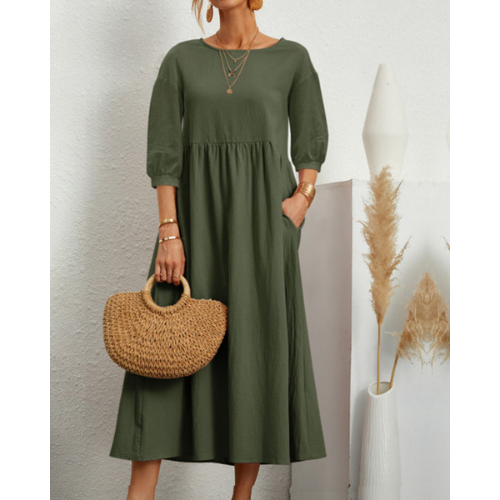 Robe d'été élégante avec des smocks et une longueur midi flatteuse