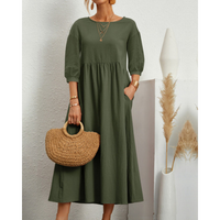 Robe d'été élégante avec des smocks et une longueur midi flatteuse