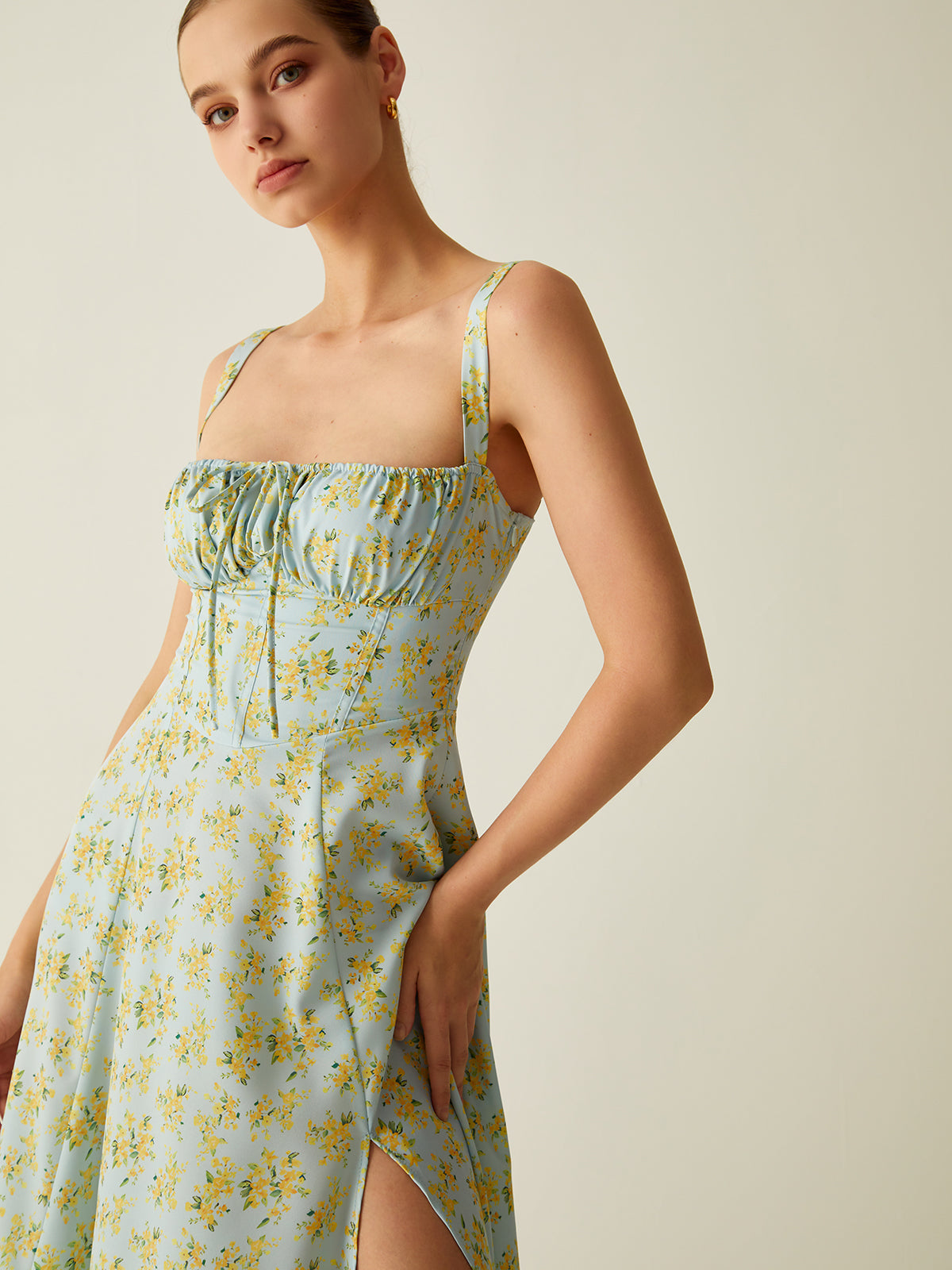 Robe Midi Floral avec Détail Fendu - Léger, Respirant et Parfait pour Toutes les Saisons