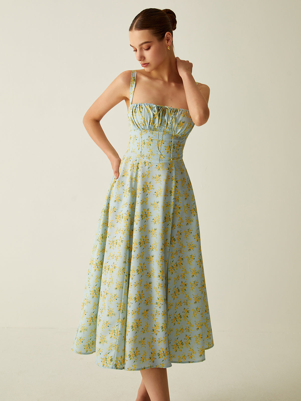 Robe Midi Floral avec Détail Fendu - Léger, Respirant et Parfait pour Toutes les Saisons