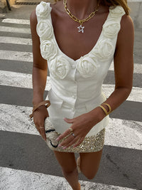 Débardeur élégant à fleurs blanches - blouse sans manches pour femmes