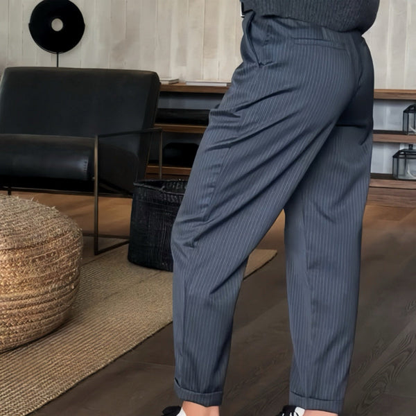Élégant pantalon à pinces pour femme - tenue de bureau ajustée pour un look élégant