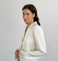 Chemisier élégant en satin pour femmes avec nœud - chemisier blanc stylé pour femmes