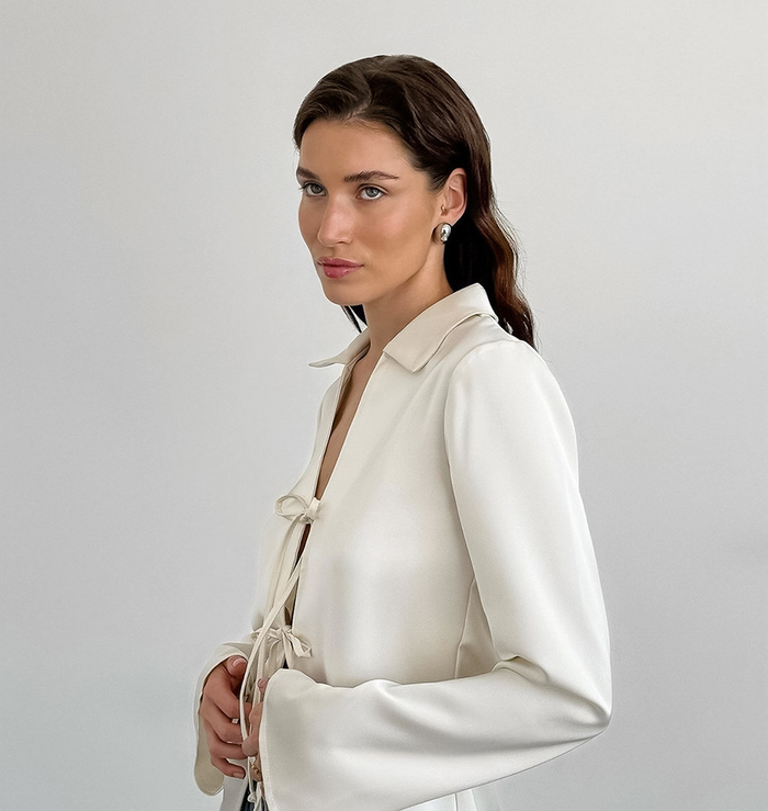 Chemisier élégant en satin pour femmes avec nœud - chemisier blanc stylé pour femmes