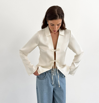 Chemisier élégant en satin pour femmes avec nœud - chemisier blanc stylé pour femmes