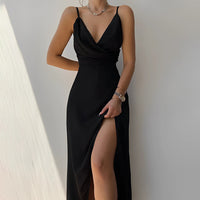 Robe élégante en satin luxueux avec décolleté en V sophistiqué et fente élégante