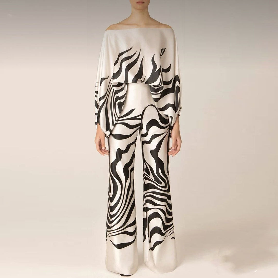 Luxueux ensemble 2 pièces en satin, composé d'un élégant haut à épaules découvertes et d'un pantalon à jambes larges pour un look élégant