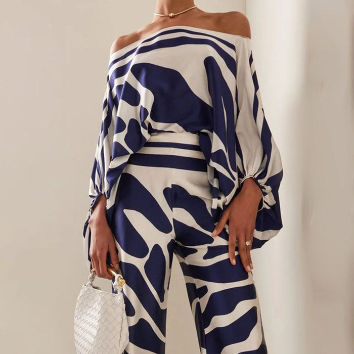 Luxueux ensemble 2 pièces en satin, composé d'un élégant haut à épaules découvertes et d'un pantalon à jambes larges pour un look élégant