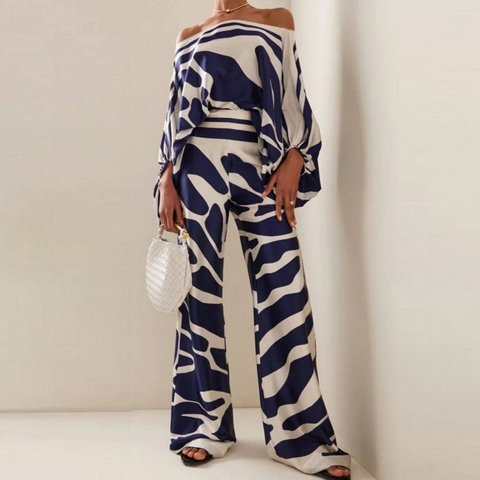Luxueux ensemble 2 pièces en satin, composé d'un élégant haut à épaules découvertes et d'un pantalon à jambes larges pour un look élégant