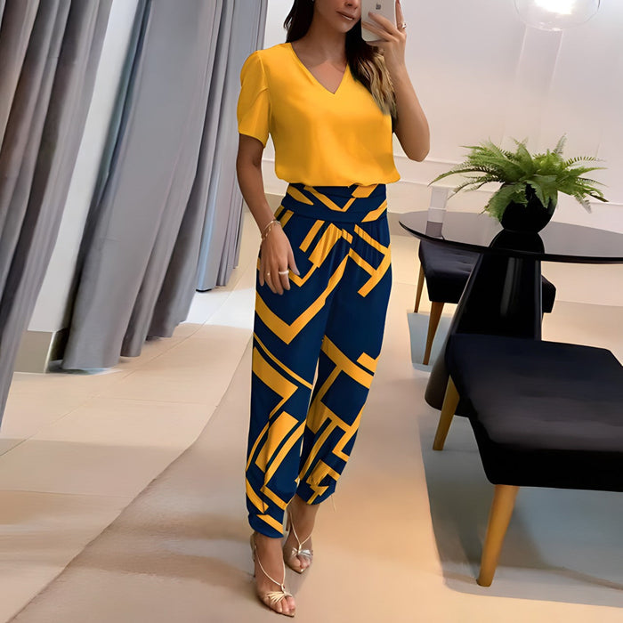 Ensemble deux pièces élégant avec pantalon et chemisier pour un look élégant
