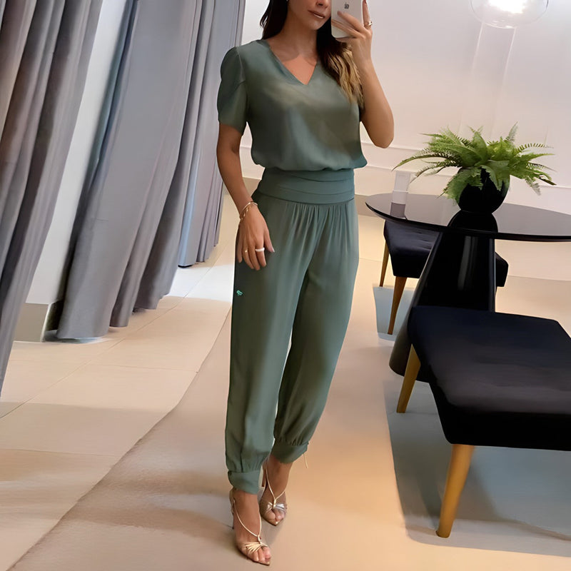 Ensemble deux pièces élégant avec pantalon et chemisier pour un look élégant