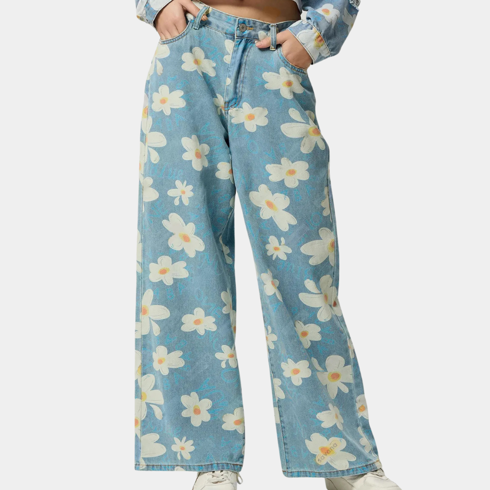 Pantalon en denim bleu pour femme avec un large imprimé floral pour un look frais et branché