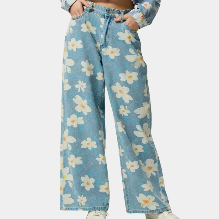 Pantalon en denim bleu pour femme avec un large imprimé floral pour un look frais et branché