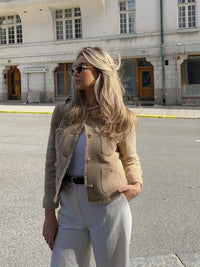 Élégant cardigan court pour femme avec fermeture à boutons et poches pratiques - Nilda