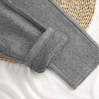 Élégant pantalon de tailleur pour femme, imprimé à chevrons.