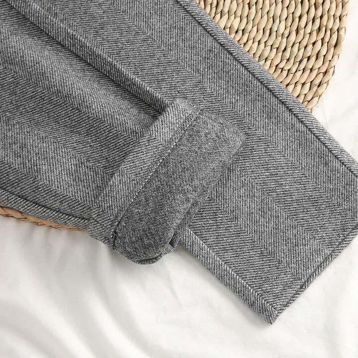 Élégant pantalon de tailleur pour femme, imprimé à chevrons.