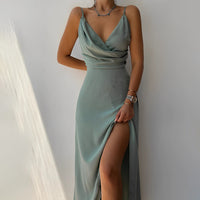 Robe élégante en satin luxueux avec décolleté en V sophistiqué et fente élégante