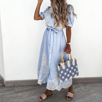 Robe bleue brodée avec des détails élégants pour un style polyvalent