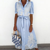 Robe bleue brodée avec des détails élégants pour un style polyvalent