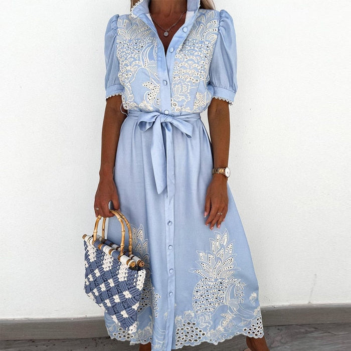 Robe bleue brodée avec des détails élégants pour un style polyvalent