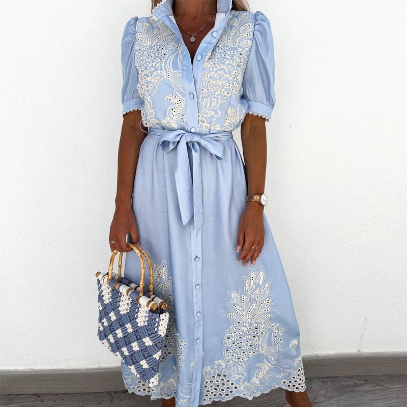 Robe bleue brodée avec des détails élégants pour un style polyvalent